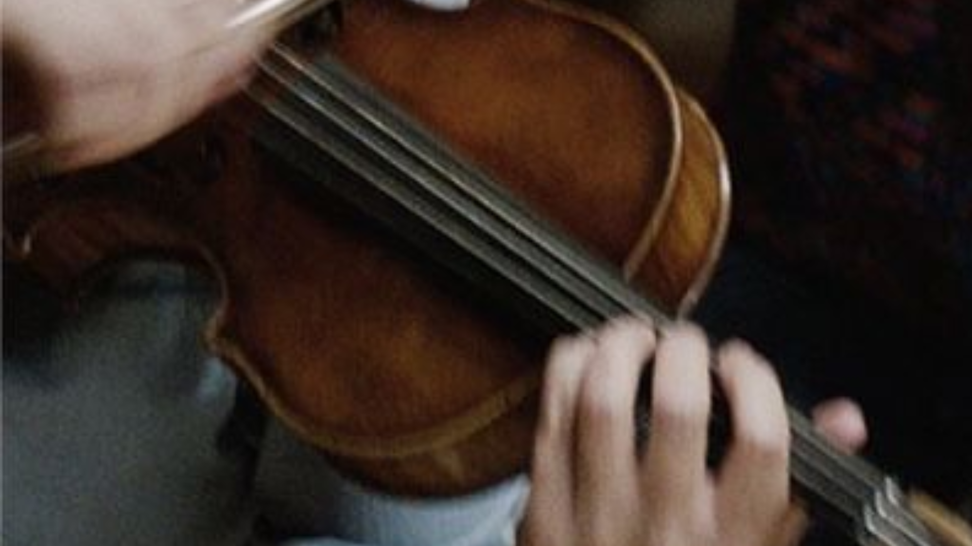 Close-up of a musician playing the violin, representing common beginner mistakes to avoid when starting music